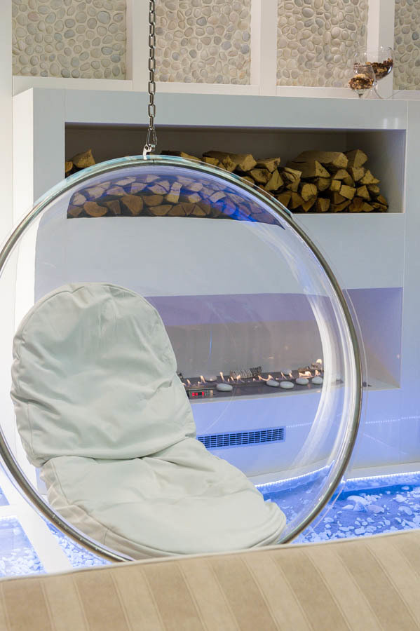 Фотография: Мебель и свет в стиле Современный, Хай-тек, Квартира, Россия, iM, Белый, Проект недели, Бежевый, Серый, Сочи, Caparol, Рыжий кот, Marbel, Ax Citterio, Wall and Deco, Map, Tonin Casa, Tomasella, Bubble Chair, Елена Туйсузян, Креазон, как оформить трешку, гардероб в спальне, стеклянный пол в комнате – фото на INMYROOM