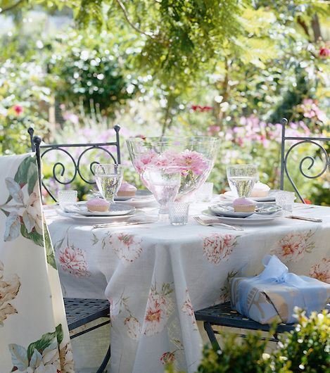 Фотография: Терраса в стиле Прованс и Кантри, Флористика, Аксессуары, Декор, Советы, Дом и дача, летняя сервировка стола, как украсить стол летом, идеи летнего декор, сезонный декор стола – фото на INMYROOM