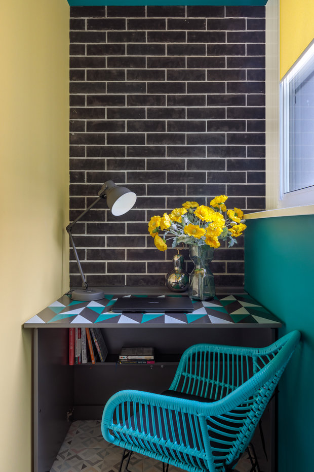 На лоджии обустроили дополнительное рабочее место со столиком, который можно сложить и убрать. 