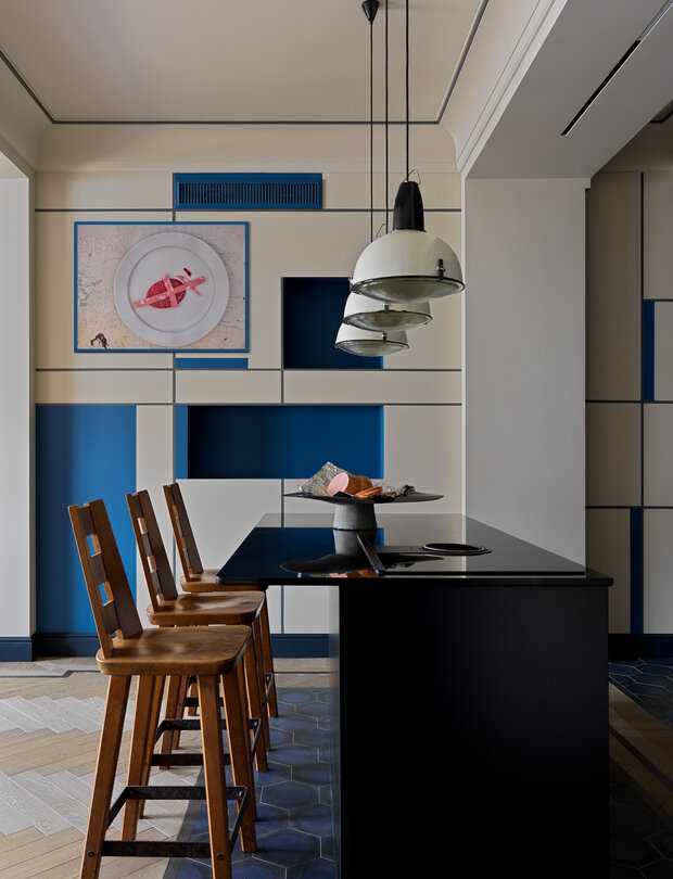 «В интерьер добавили скульптуры современных художников. Квинтэссенцией всех идей, использованных в этом пространстве, стала работа арт-группы „Синие носы“ из серии „Кухонный супрематизм“, в которой направление авангарда рассматривается под другим углом, с легкой иронией, присущей современному (актуальному) искусству», — говорят дизайнеры.