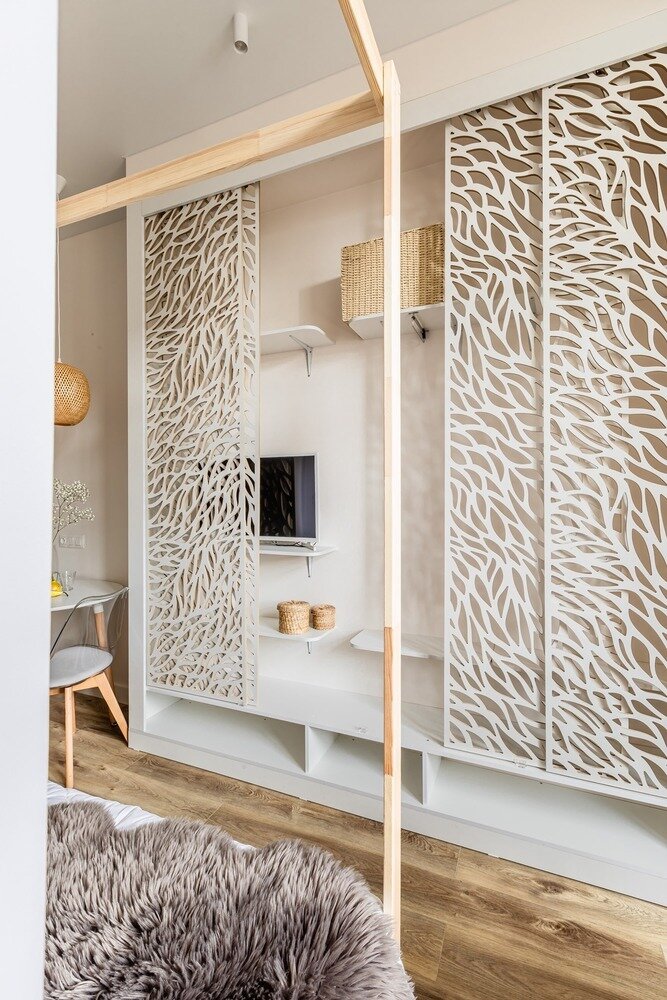 За ними скрывается система хранения: полки, штанга, отдельно стоящий комод. Также за перегородкой располагается ТВ. В коридоре предусмотрен распашной готовый шкаф для верхней одежды. За ними скрывается система хранения: полки, штанга, отдельно стоящий комод. Также за перегородкой располагается ТВ. В коридоре предусмотрен распашной готовый шкаф для верхней одежды.