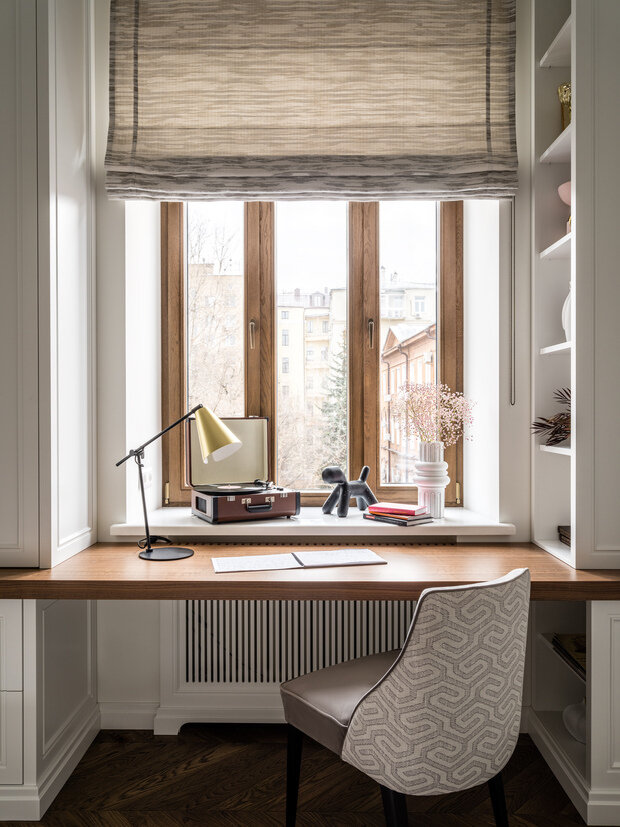 На полу инженерный паркет из тонированного специально для этого проекта дуба с раскладкой «французская елка». Подоконники из мрамора, отливы и плинтусы на балконе из гранита.