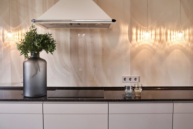 Фотография: Кухня и столовая в стиле Минимализм, Современный, Эклектика, Квартира, Проект недели, Красный, Бежевый, Синий, Коричневый, Санкт-Петербург, Наталия Худая, Кирпичный дом, 3 комнаты, Более 90 метров – фото на INMYROOM