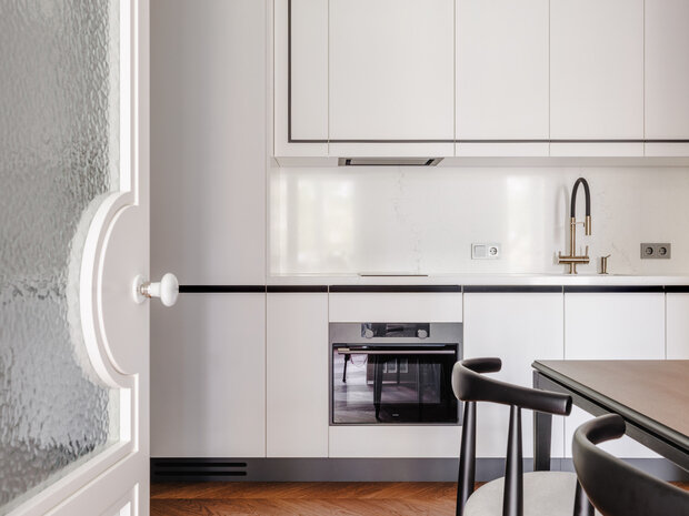 Фотография: Кухня и столовая в стиле Классический, Современный, Квартира, Проект дня, Москва, Сталинка, 2 комнаты, 40-60 метров, Винтажный, Planka – фото на INMYROOM