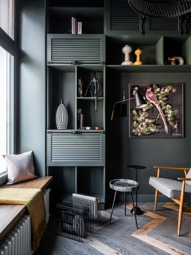 В жилой зоне использовали инженерную доску двух оттенков: это добавило динамики в интерьер. Таким образом пол стал арт-объектом.