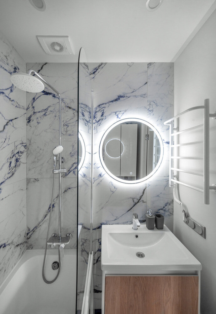 Фотография: в стиле , Ванная, Квартира, Интерьер комнат, Дизайн интерьера, Переделка, маленький санузел, отделка санузла, как обустроить санузел, интерьер санузла, как оформить маленький санузел, переделка хрущевки, Хрущевка, дизайн санузла, интерьер хрущевки, как обновить хрущевку, Хранение в хрущевке, ванна в хрущёвке, ванная в хрущёвке, санузел хрущевки – фото на INMYROOM