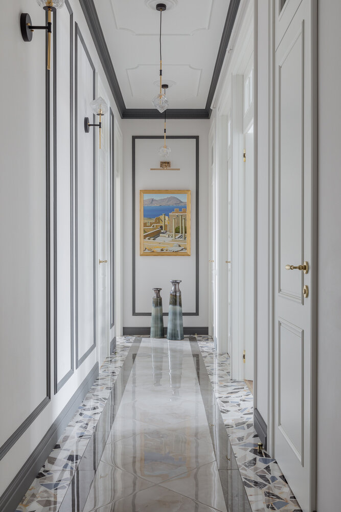 В коридоре и санузлах сделали «ковер» из патинированной плитки под мрамор по дизайнерскому рисунку — он придает графичности и задает нотку модерна нарядному и просторному коридору, в который проникает дневной свет из гостиной через стеклянные распашные двери. В коридоре и санузлах сделали «ковер» из патинированной плитки под мрамор по дизайнерскому рисунку — он придает графичности и задает нотку модерна нарядному и просторному коридору, в который проникает дневной свет из гостиной через стеклянные распашные двери.