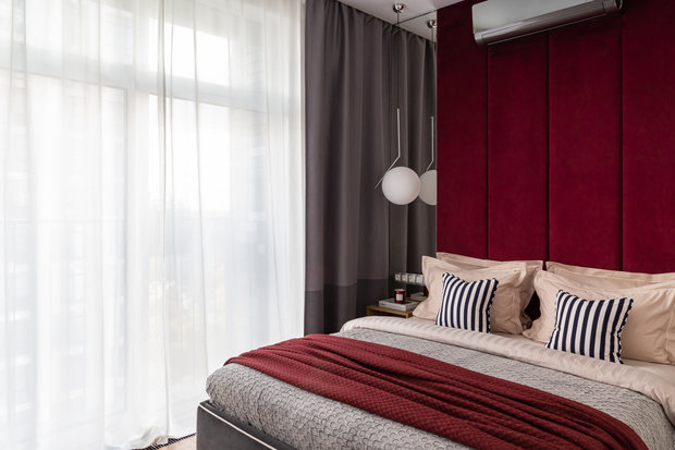 Изголовье в спальне переделывали несколько раз из-за того, что на нем висит блок кондиционера и были сложности с монтажом.