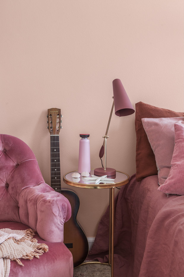 Фотография: Спальня в стиле Прованс и Кантри, Декор интерьера, Цвет в интерьере, Советы, Tikkurila, Как выбрать цвет краски для стен, «Точка дизайна», FISHEYE ARCHITECTURE & DESIGN, Клод Картье, цвет 2019, Irina Hanhisalo, Susanna Björklund, Мириам Баррио, Note Design Studio, Nooks, Casa Colombo, Flamingo – фото на INMYROOM