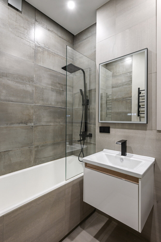 В отделке санузла использовали керамогранит приглушенных природных оттенков, который хорошо сочетается с белой мебелью и сантехникой. В отделке санузла использовали керамогранит приглушенных природных оттенков, который хорошо сочетается с белой мебелью и сантехникой.