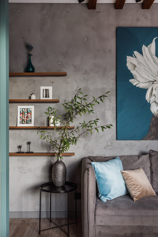 Когда проектировали квартиру, домашних питомцев еще не было, но хозяйка предполагала, что они могут появиться в скором будущем. Поэтому на диван и кровать была выбрана износостойкая ткань.