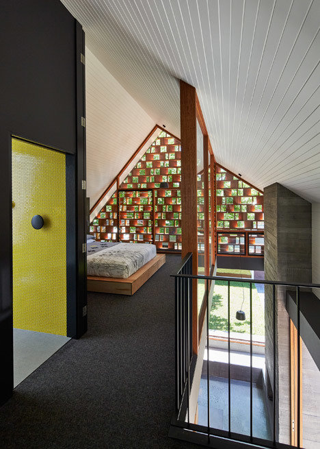 Фотография: Спальня в стиле Лофт, Минимализм, Современный, Эклектика, Дом, Австралия, Ландшафт, Планировки, Мебель и свет, Терраса, Белый, Черный, Бежевый, Желтый, Серый, Мельбурн, Коричневый, Эко, Дом и дача, Сент-Килда, Make Architecture, переделка старого бунгало, бетон с дощатой текстурой, деревянный решетчатый фасад, двусторонний камин – фото на INMYROOM