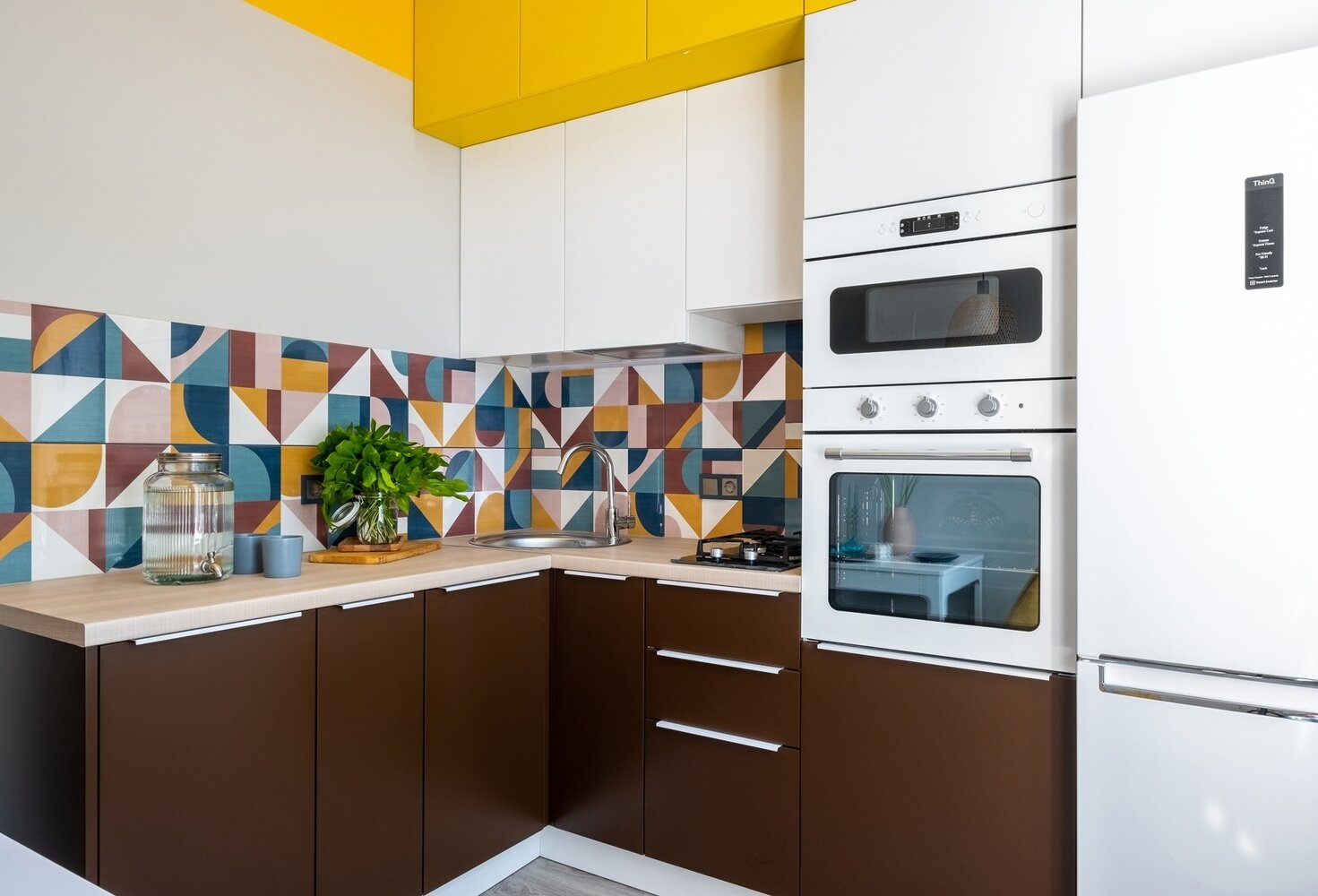 Фартук выполнен из керамогранита. Его выложили на столешницу из ЛДСП, шов заделали герметиком. Фартук выполнен из керамогранита. Его выложили на столешницу из ЛДСП, шов заделали герметиком.