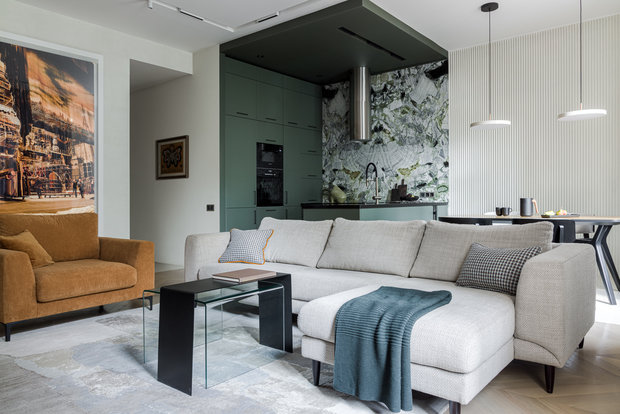 У семьи есть коллекция искусства, которую необходимо было вписать в интерьер, поэтому выбор был сделан в пользу натуральных материалов и природной оливково-рыжей палитры. 