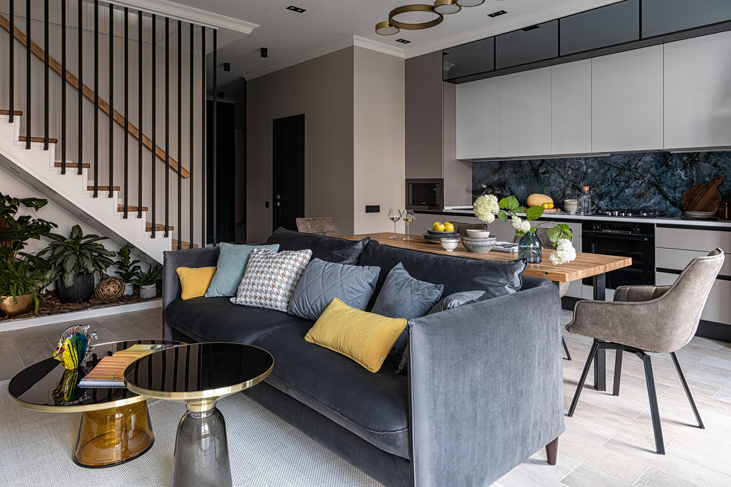 Фартук — яркая изюминка кухни. Завораживающие разноцветные слои оникса стали украшением кухни, которые приковывают взгляд, заставляя рассматривать эту природную текстуру.