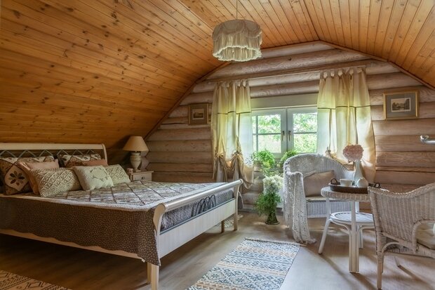 Интерьер спальни в стиле Прованс и Кантри с деревянными стенами