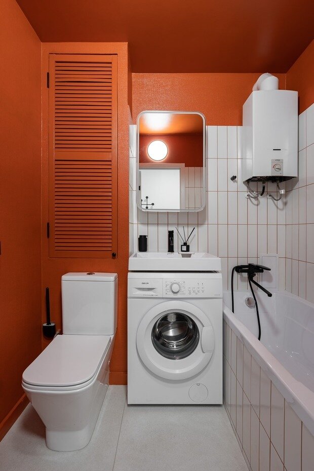 Яркий санузел — фишка проекта. Было решено похулиганить именно в санузле: в результате в кристально белой квартире получился изолированный яркий угол, который особенно поражает воображение после монохромности остального интерьера.