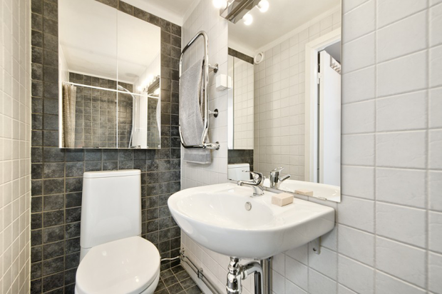 Фотография: Ванная в стиле Скандинавский, Малогабаритная квартира, Квартира, Цвет в интерьере, Дома и квартиры, Белый – фото на INMYROOM