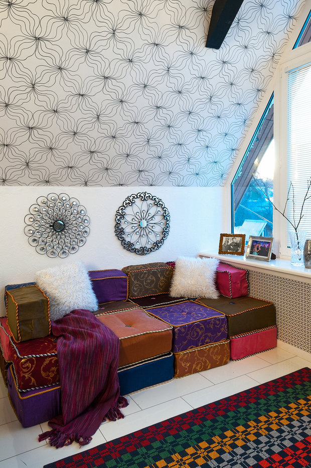 Фотография: Гостиная в стиле Восточный, Эклектика, Декор интерьера, Дом, Архитектура, Дизайн интерьера, Декор, Мебель и свет, Проект недели, Переделка, Дача, Мансарда, Строительные материалы, Дом и дача, Фазенда, Строительные работы, как обустроить мансарду, спальня в мансарде, лаундж-зона – фото на INMYROOM