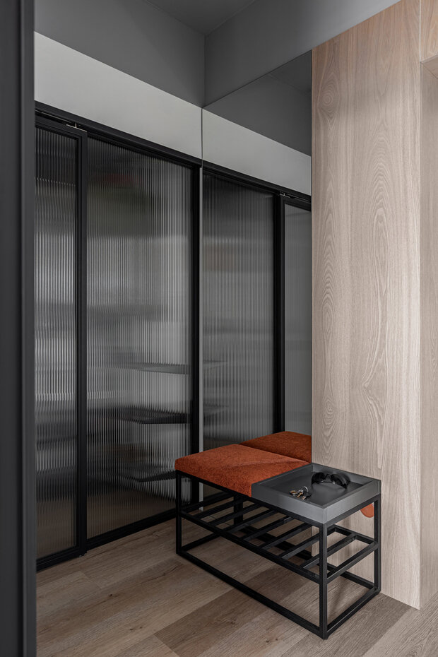 Металлическая банкетка в прихожей оснащена мягким сиденьем и имеет отсеки для хранения ключей и обуви.