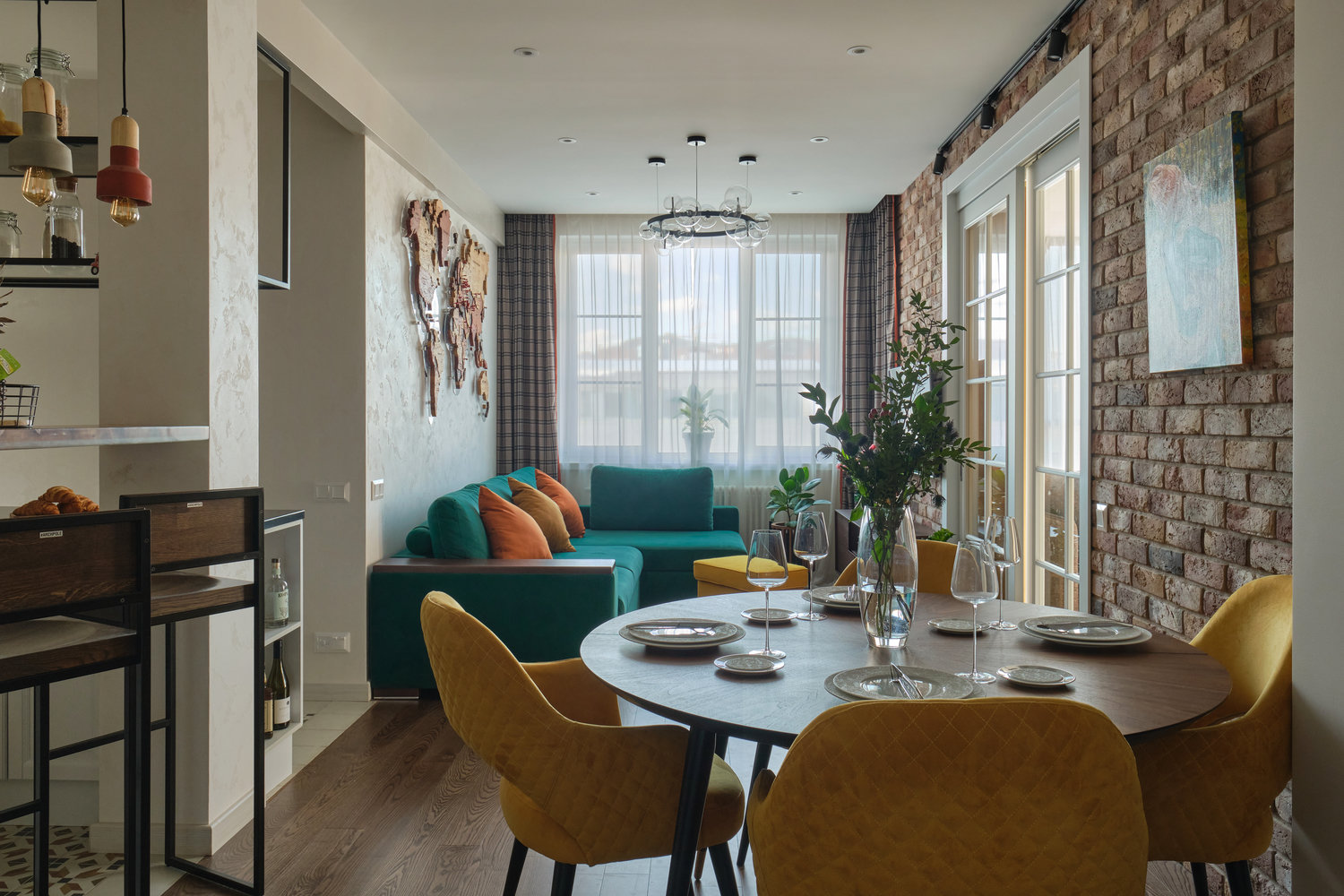 Ткани для штор подобрали двух видов – зимний новогодний вариант и повседневный. Окна в доме типовые, с высокими подоконниками. Продолжив штору на стену с телевизором, создали эффект большого углового окна.