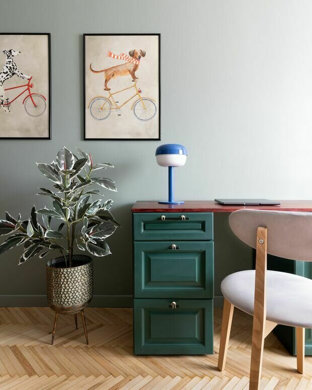 Секции кухонного гарнитура от прежних хозяев использовали для создания письменного стола. Их перекрасили, купили мебельный щит для столешницы и поменяли ручки.