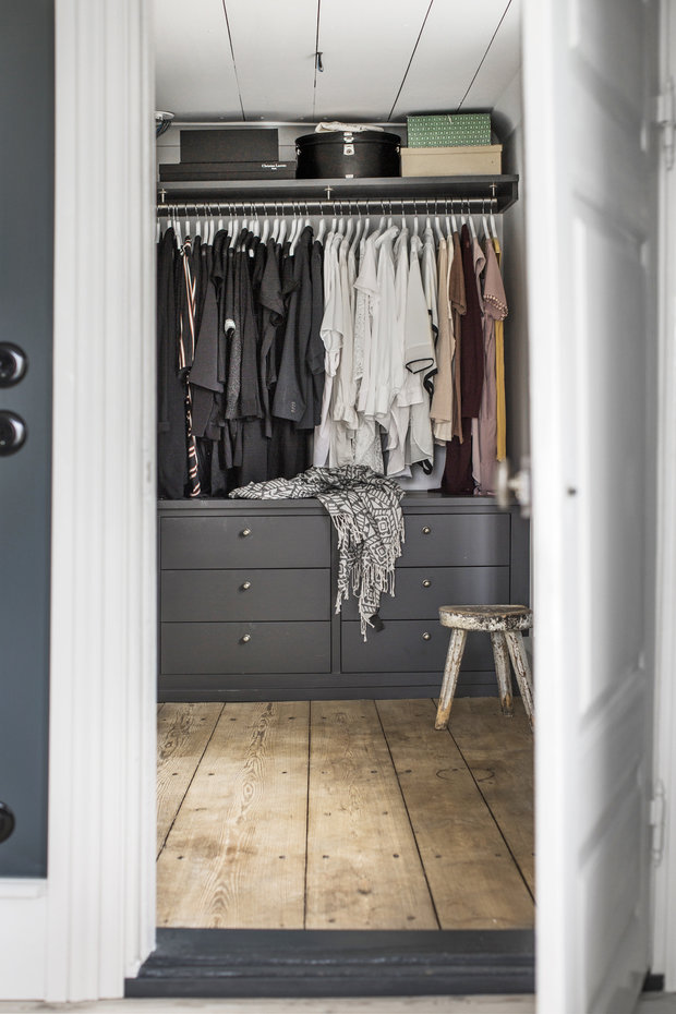Фотография: Гардеробная в стиле Прованс и Кантри, Эклектика, Декор интерьера, Дом, Швеция, Винтаж, 4 и больше, Более 90 метров, переделка старого дома – фото на INMYROOM