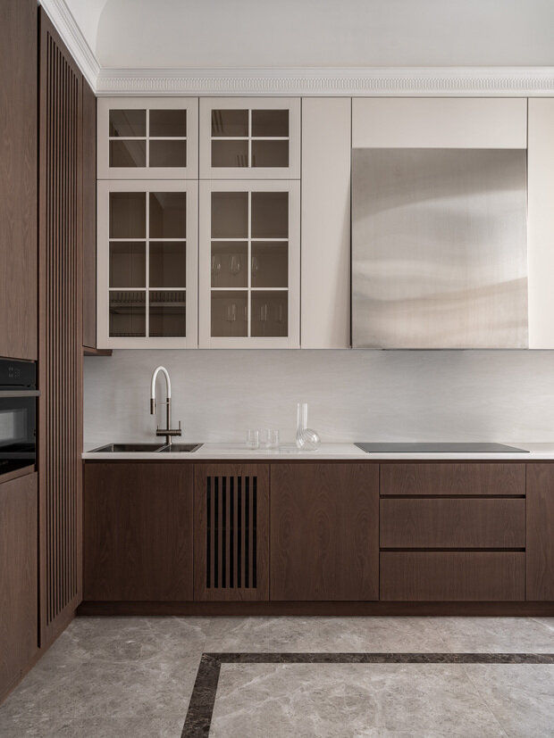 Фотография: Кухня и столовая в стиле Классический, Современный, Эклектика, Квартира, Проект дня, Москва, Анна Макеева, Кирпичный дом, 3 комнаты, Более 90 метров, современный с элементами классики и роскоши – фото на INMYROOM