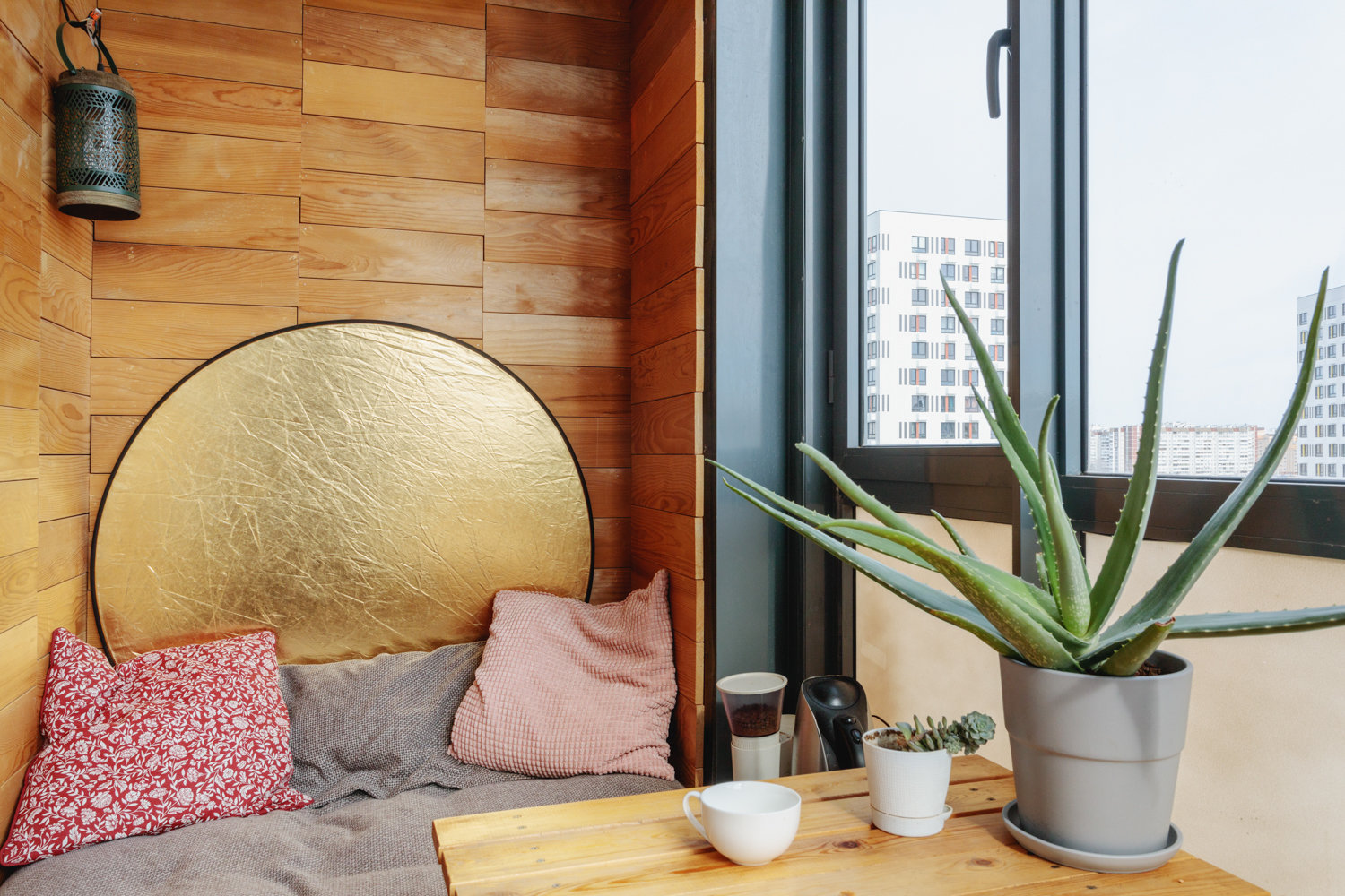 Основная часть стен отделана вагонкой.