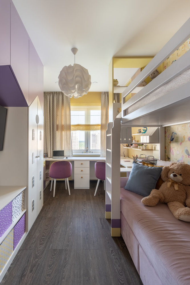 Заказчица просила не использовать розовые и мятные оттенки в детской. Хотелось чего-то необычного и стильного, и дизайнер предложила
сиренево-лимонную гамму. Заказчица просила не использовать розовые и мятные оттенки в детской. Хотелось чего-то необычного и стильного, и дизайнер предложила
сиренево-лимонную гамму.