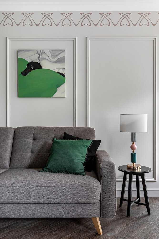 Картина с собачкой над диваном написана калининградским художником специально для проекта.