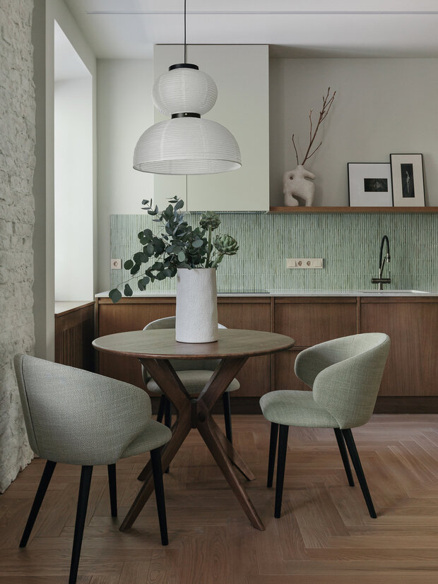 Фотография: Кухня и столовая в стиле Современный, Квартира, Проект дня, Минск, Мария Зайцева, Сталинка, Кирпичный дом, 2 комнаты, 40-60 метров, современный с элементами минимализма и эко-стиля – фото на INMYROOM