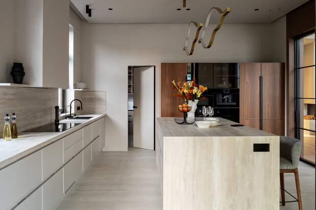 Фотография: Кухня и столовая в стиле Современный, Минимализм, Дом, Проект дня, Дом и дача, Московская область, 4 и больше, Более 90 метров, Барвиха, современный с элементами классики и роскоши – фото на INMYROOM