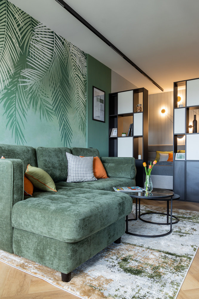 «Шторы, декоративные подушки, ковер заказывали в последний момент, когда все было готово, так нам удалось увидеть картинку целиком и грамотно дополнить ее необходимыми цветами. Так появились оранжевые акценты и подушка с принтом „гусиная лапка“», — говорит дизайнер. «Шторы, декоративные подушки, ковер заказывали в последний момент, когда все было готово, так нам удалось увидеть картинку целиком и грамотно дополнить ее необходимыми цветами. Так появились оранжевые акценты и подушка с принтом „гусиная лапка“», — говорит дизайнер.