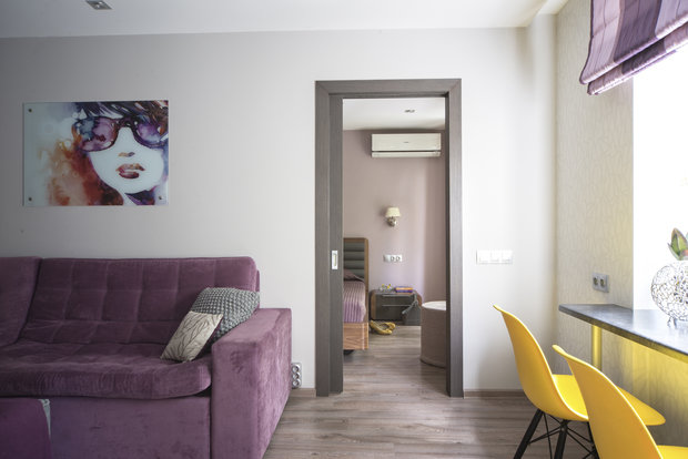 Фотография: Гостиная в стиле Современный, Эклектика, Квартира, Проект недели, Manders, «Европласт», Kerama Marazzi, перепланировка двушки, Lightstar, Little Greene, Parra, Мария Соловьева-Сосновик, Moonzana, «Стильные Кухни», Green Time, De Aqua, Ideal Standart, Pufik.Club, Casseton, Boras Tapeter, Odeon Lights, St Luce, кухня-гостиная в типовой квартире, обустройство двушки в хрущевке, двухкомнатная квартира в хрущевке, Хрущевка – фото на INMYROOM