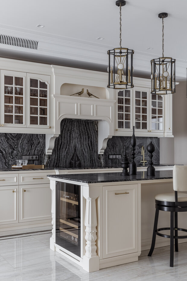 Фотография: Кухня и столовая в стиле Классический, Современный, Дом, Проект дня, Москва, Блочный дом, 4 и больше, Более 90 метров, Эксклюзивные проекты, современный с элементами классики и роскоши, Юлия Стоянова – фото на INMYROOM