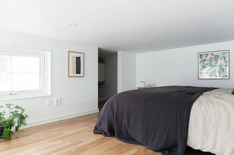 Фотография: Спальня в стиле Скандинавский, Дом, Швеция, Белый, Минимализм, Стокгольм, Серый, Дом и дача, до 40 метров – фото на INMYROOM Фотография: Спальня в стиле Скандинавский, Дом, Швеция, Белый, Минимализм, Стокгольм, Серый, Дом и дача, до 40 метров – фото на INMYROOM