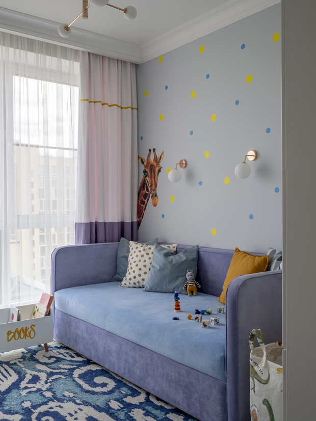 В детских стандартный набор мебели: спальное место, рабочий стол и системы хранения.