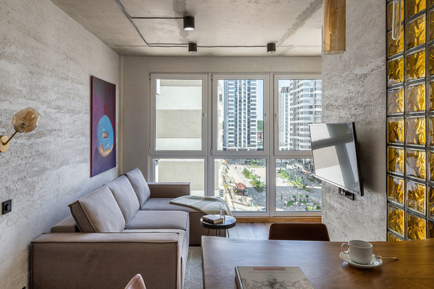 Потолки оставили от застройщика. Сделали открытую разводку электрики. Сами потолки обеспылили и покрыли лаком. Это позволило сохранить и высоту потолков, и бюджет.