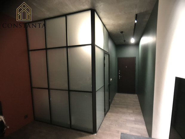 Фото из портфолио Лофт пергородки в студии 36м2 – фотографии дизайна интерьеров на INMYROOM