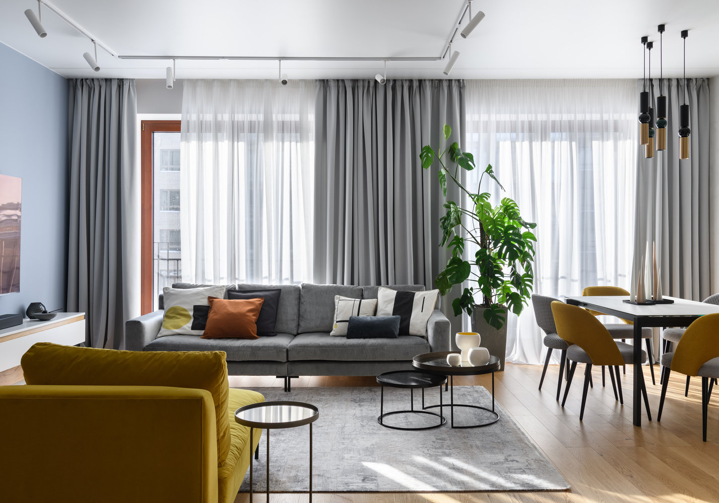 Шелковый ковер сочетает в себе все оттенки интерьера, объединяя собой почти все его элементы. Шелковый ковер сочетает в себе все оттенки интерьера, объединяя собой почти все его элементы.