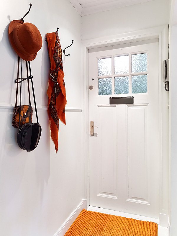 Фотография: Прихожая в стиле Скандинавский, Современный, Декор интерьера, Квартира, Цвет в интерьере, Дома и квартиры, Стены, Гетеборг – фото на INMYROOM