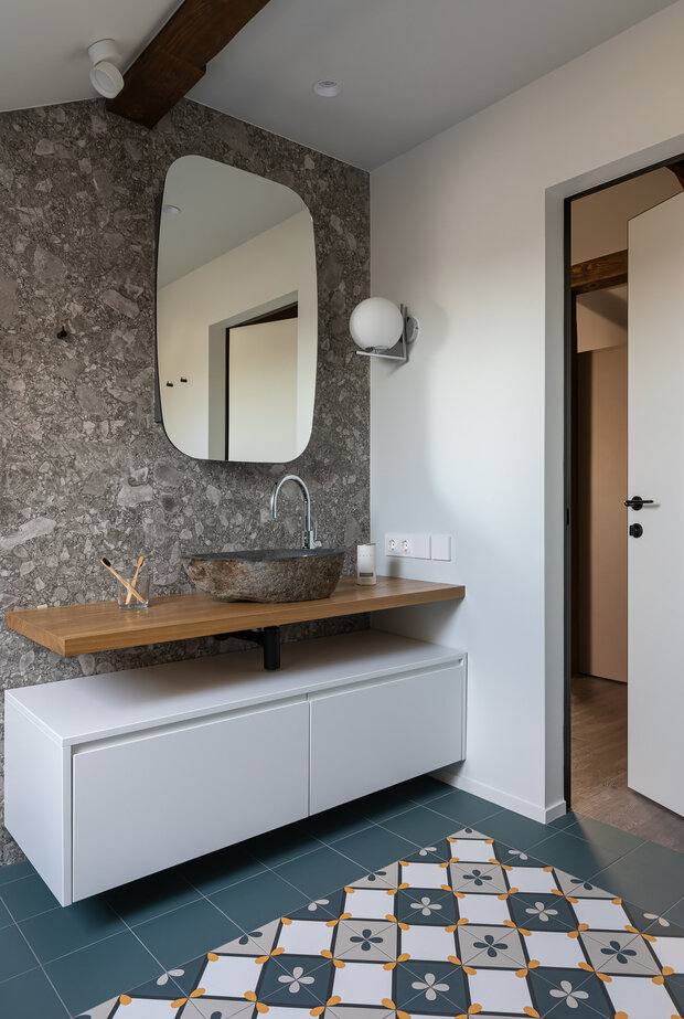 Раковина в ванной второго этажа выполнена из цельного речного камня.