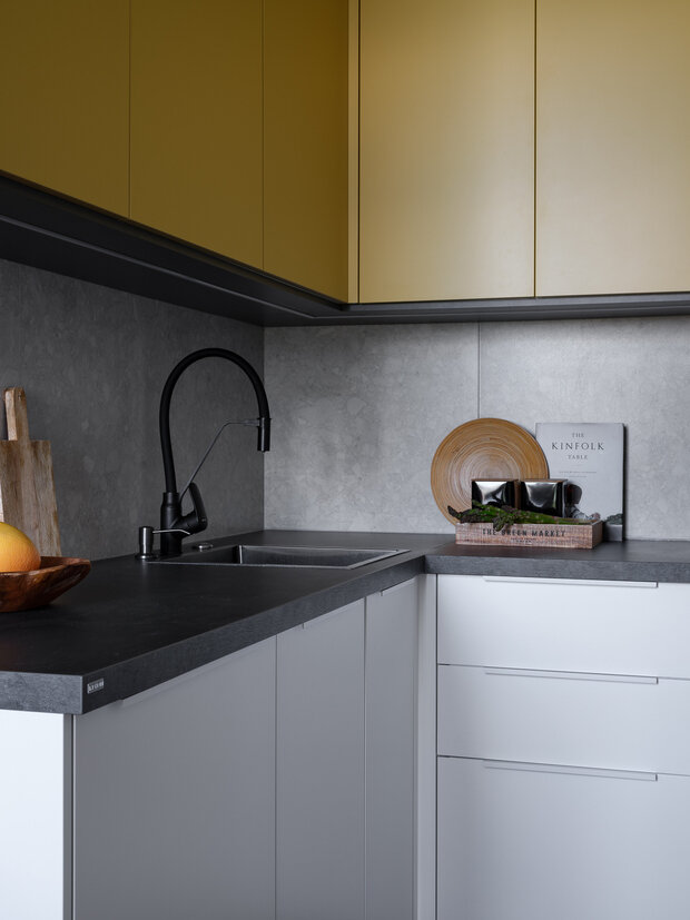 Фотография: Кухня и столовая в стиле Современный, Минимализм, Малогабаритная квартира, Квартира, Проект недели, Москва, 1 комната, до 40 метров, Елена Сазонова – фото на INMYROOM