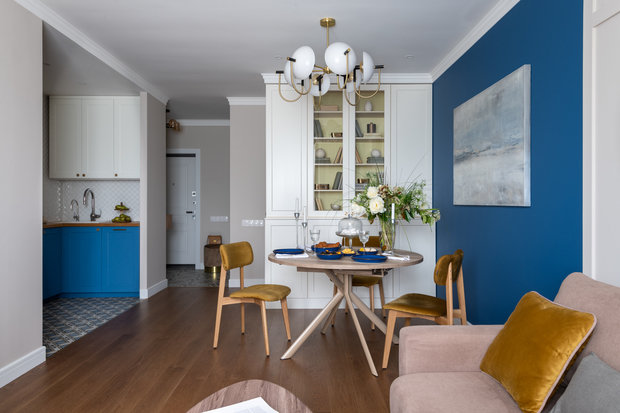 Два оттенка синего стали главными колористическими акцентами в общем пространстве. Прихожая и спальня выполнены в сдержанной гамме с добавлением геометрических принтов.