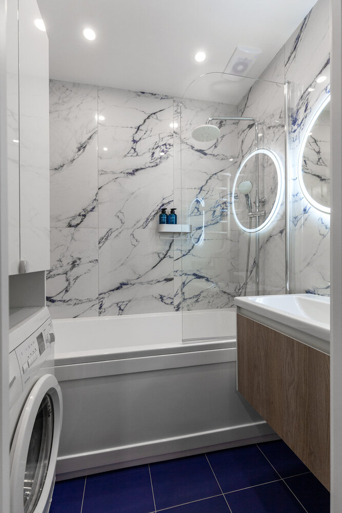 Фотография: в стиле , Ванная, Квартира, Интерьер комнат, Дизайн интерьера, Переделка, маленький санузел, отделка санузла, как обустроить санузел, интерьер санузла, как оформить маленький санузел, переделка хрущевки, Хрущевка, дизайн санузла, интерьер хрущевки, как обновить хрущевку, Хранение в хрущевке, ванна в хрущёвке, ванная в хрущёвке, санузел хрущевки – фото на INMYROOM