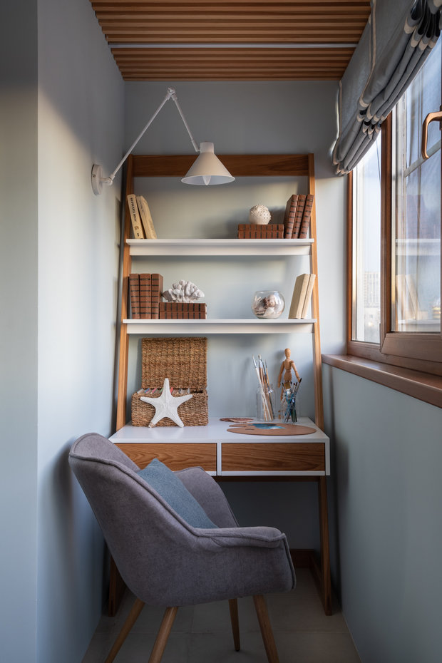 Цвет стен на балконе обусловлен тем, что это солнечная сторона, и летом бывает довольно душно. Покрасив стены в прохладный оттенок голубого,  добились эффекта, при котором летом находиться на балконе будет не так жарко.