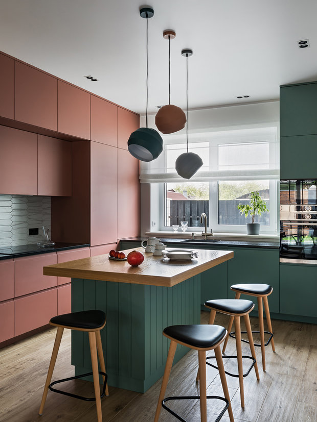 Заказчики были не против ярких цветов и дали дизайнерам полную свободу действий. Результатом стала современная кухня в оригинальных тонах. Необычное сочетание оттенков терракотового и морского бирюзового здесь кажется совершенно естественным и логичным. 