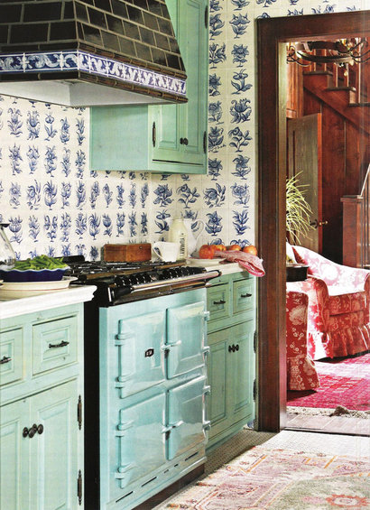 Фотография: Кухня и столовая в стиле Прованс и Кантри, Интерьер комнат, SMEG, Цвет в интерьере, Бирюзовый – фото на INMYROOM Фотография: Кухня и столовая в стиле Прованс и Кантри, Интерьер комнат, SMEG, Цвет в интерьере, Бирюзовый – фото на INMYROOM