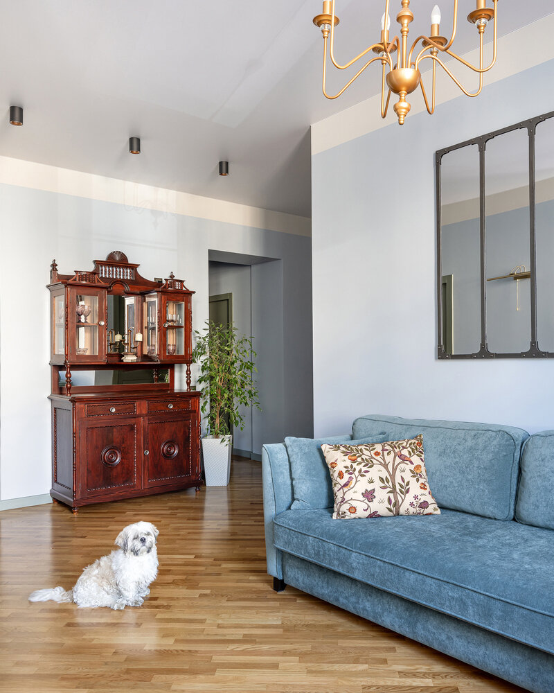 Паркет не меняли, он в хорошем состоянии, в мокрых зонах положили керамогранит. Стены покрасили краской Tikkurila и декорировали акцентными обоями в спальнях и ванной. Паркет не меняли, он в хорошем состоянии, в мокрых зонах положили керамогранит. Стены покрасили краской Tikkurila и декорировали акцентными обоями в спальнях и ванной.